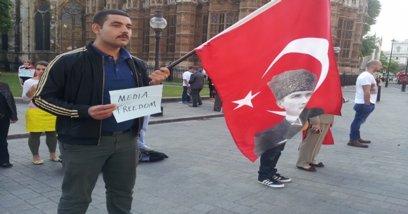 Londra Atatrk'lerinin youn eylem takvimi